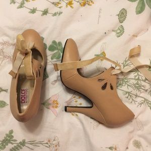 Nude faux-leather heels with tie